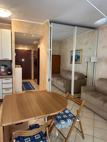 una cucina e un soggiorno con tavolo e sedie di Appartamento Edera ad Aprica
