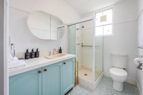 Un baño con inodoro, lavabo y ducha. en Little Banksia 1 - LJHooker Yamba, en Yamba