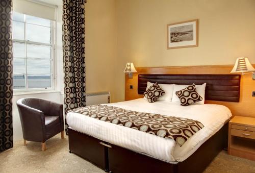 Una cama o camas en una habitación de Argyll Hotel