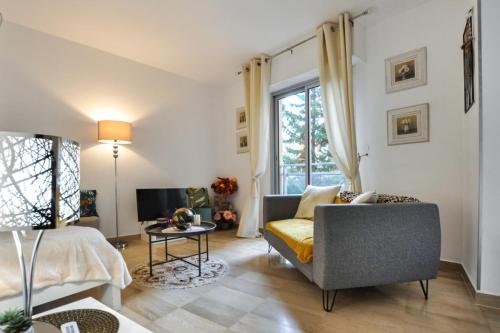 un salon avec un canapé et une fenêtre dans l'établissement Nice studio for two close to the beaches of Cannes, à Cannes