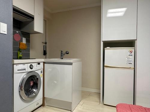 Η κουζίνα ή μικρή κουζίνα στο NJ Affordable and cozy accommodation near Nakseongdae Station