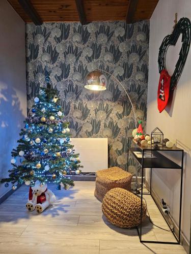 Un arbre de Noël dans l'angle d'une pièce dans l'établissement Le Cocon de La Houssière, à La Houssière