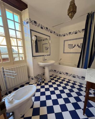 une salle de bain avec un lavabo, des toilettes et une baignoire dans l'établissement L'écrin de verdure - Vue imprenable - Piscine, à Cénac-et-Saint-Julien