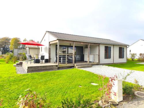 une maison avec une grande cour et une maison dans l'établissement Chalet 3 chambres dans un domaine privé avec piscine chauffée et city park, à Marzan