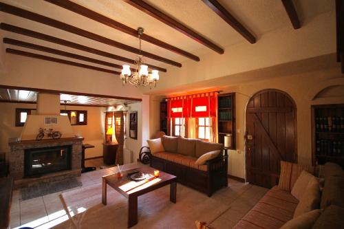 Ruang duduk di Pine Lodge by Ski Alure
