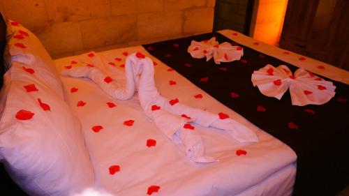 a cake of two people laying on a bed with hearts at akile ablanın evi in Urgup