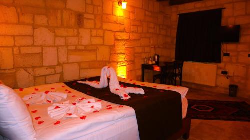a bedroom with a bed with red flowers on it at akile ablanın evi in Urgup