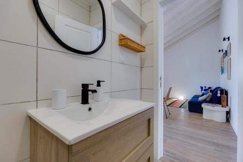 bagno con lavandino e specchio a parete di Casa Maria Rota ad Aljezur