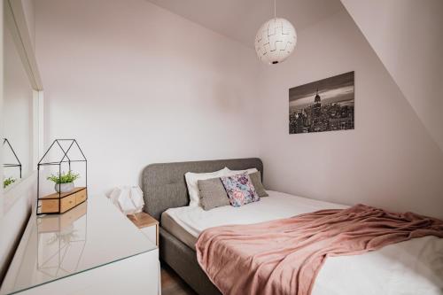 niewielka sypialnia z łóżkiem i szklanym stołem w obiekcie Ottimo Apartamenty Floriana w Bydgoszczy