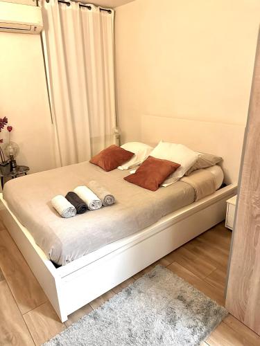 un lit avec deux oreillers dessus dans une chambre dans l'établissement Vieux-Port, avec garage privé, à Marseille