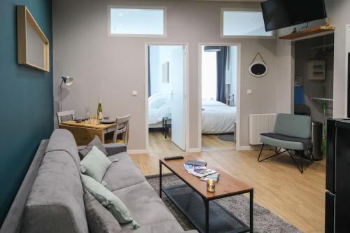 - un salon avec un canapé et une chambre dans l'établissement Le Havre de Maïa - Centre ville - 4 personnes, au Havre