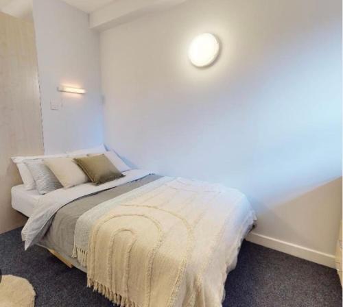 Una cama o camas en una habitación de Ormskirk lets