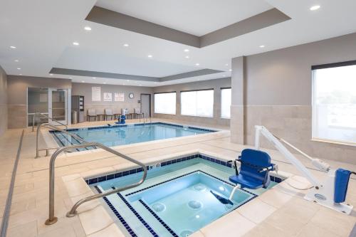 una gran piscina cubierta con un poolvisor azul en avid hotels Billings West by IHG, en Billings