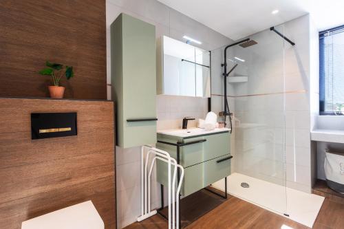 une salle de bain avec un lavabo et un miroir dans l'établissement VUE DES ANGES AP4238 By Riviera Holiday Homes, à Nice