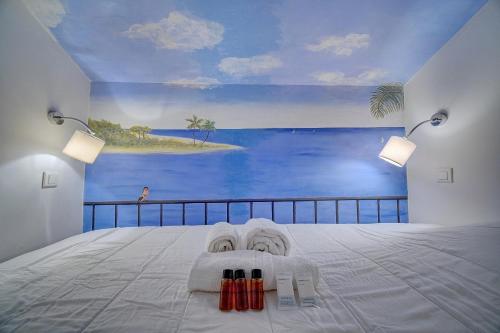 une chambre avec un grand tableau sur le mur dans l'établissement EXCEPTIONNEL 3 PIECES AVEC TERRASSE VUE SUR VIEUX PORT CENTRE VILLE l! A2B195, à Cannes