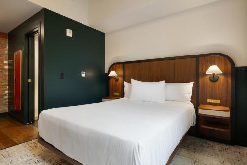 Ένα ή περισσότερα κρεβάτια σε δωμάτιο στο The Delegate Hotel