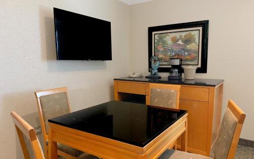 a dining room with a table and a television on the wall at Holiday Inn Cuernavaca by IHG in Cuernavaca