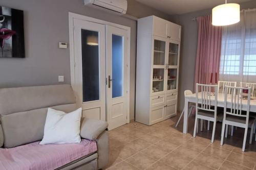 salon z kanapą i stołem w obiekcie Casa Emma w mieście Poblete