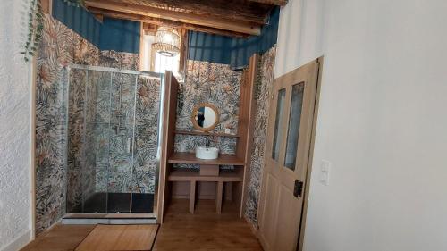 - un couloir avec un miroir et un lavabo dans la chambre dans l'établissement Coeur de Ville N1, à Montluçon