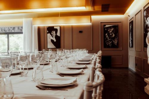 a long table in a room with glasses and napkins at Quinta das Areias - Solar da Pena in Braga