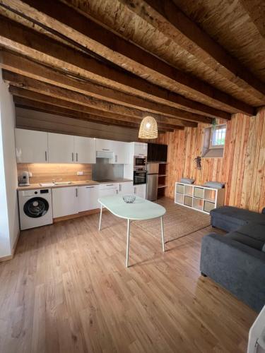 Il comprend un salon avec une table blanche et une cuisine. dans l'établissement Coeur de ville N2, à Montluçon