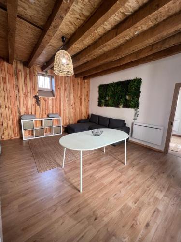 un salon avec une table blanche et un canapé dans l'établissement Coeur de ville N2, à Montluçon