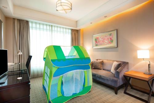 a hotel room with a large chair in a living room at Holiday Inn Chengdu Century City-EastTower in Chengdu