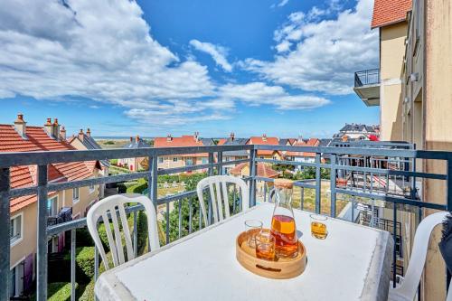 - une table avec deux verres de bière sur le balcon dans l'établissement Residence Pierre & Vacances Port Guillaume, à Dives-sur-Mer