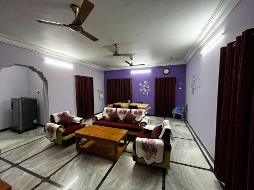 Χώρος καθιστικού στο Annai - Home stay 3BHK