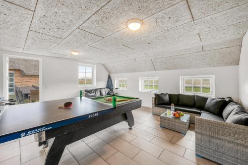Posezení v ubytování Fantastic Holiday Home With Pool And Spa For 20 People