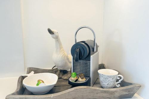 - un plateau en bois avec un poulet et une tasse de café dans l'établissement Charming House for Rent in Port Grimaud with Wi-Fi and Private Mooring, à Grimaud