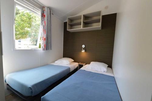 Postel nebo postele na pokoji v ubytování Camping 4 étoiles - Parc aquatique - eeifae