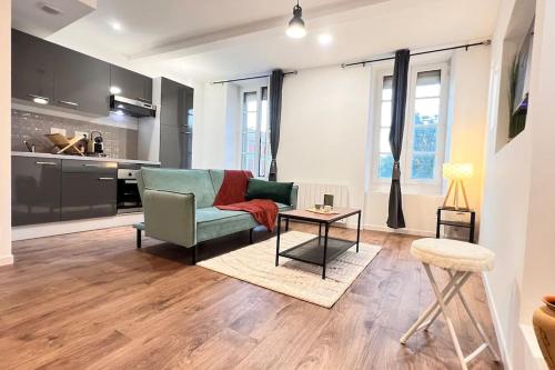 un salon avec un canapé et une table dans l'établissement Cocon Coeur de Ville, à Villefranche-de-Lauragais