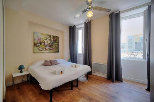 une chambre avec un lit et une fenêtre dans l'établissement APPARTEMENT SPACIEUX PROCHE des PLAGES - A2B105, à Cannes