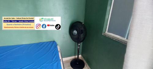 a room with a fan on the corner of a wall at Arraial do Cabo – Subuai Village - Aluguel Econômico in Arraial do Cabo