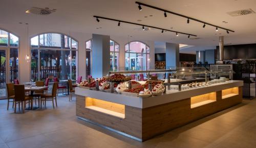 Makanan di atau berdekatan hotel