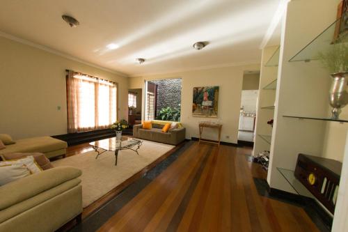 a living room with a couch and a table at Flat confortável in Brasilia