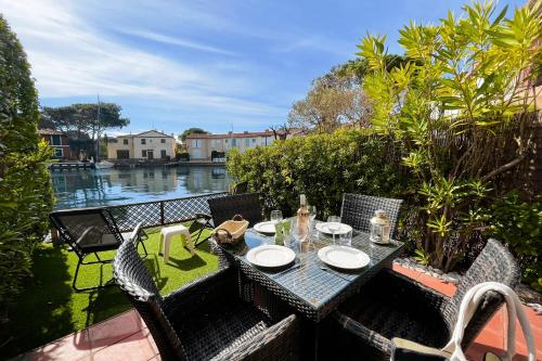 Photo de la galerie de l'établissement Enlarged house with WIFI and a mooring next to the beach - AC, à Grimaud