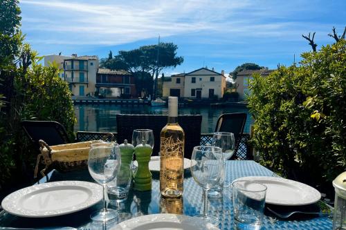 Photo de la galerie de l'établissement Enlarged house with WIFI and a mooring next to the beach - AC, à Grimaud