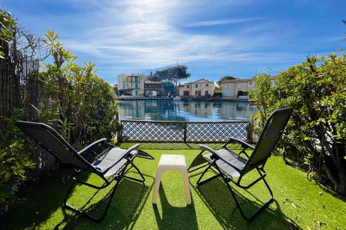 Photo de la galerie de l'établissement Enlarged house with WIFI and a mooring next to the beach - AC, à Grimaud