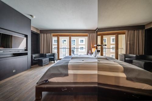 Postel nebo postele na pokoji v ubytování Hotel Piz St. Moritz
