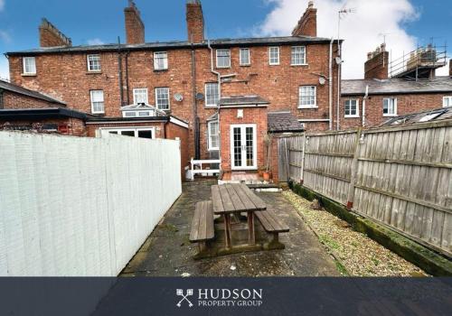 a picnic table in front of a brick building at Town Centre Period Property by Shrewsbury Abbey in Shrewsbury