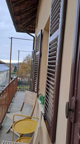 a patio with a table and chairs on a balcony at CasaTraVigne in Brusnengo