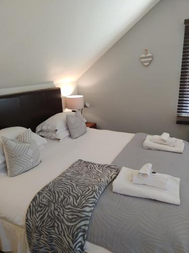 une chambre avec deux lits avec des serviettes dessus dans l'établissement The Bath House Apartments - Free 1st breakfast - FREE parking, à Bath