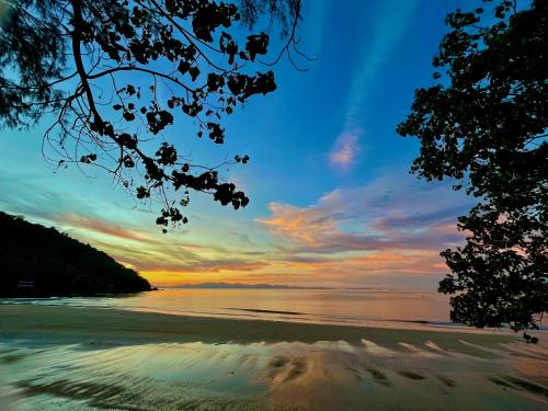 a view of a beach at sunset at Baanbua bungalows Koh Chang Ranong in Koh Chang Ranong