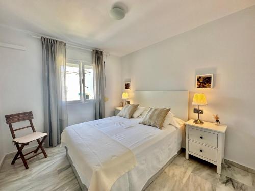 Lunamar beachfront with swimming pool, football, tennis, paddle and basketball courts - EaW Homes
