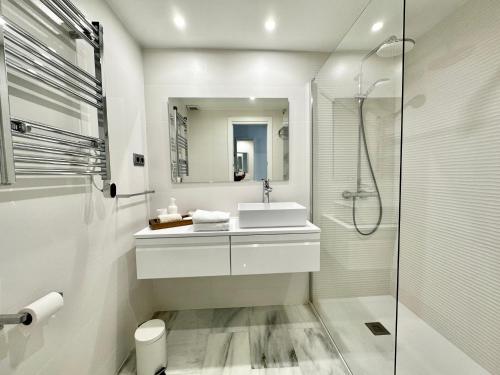 Lunamar beachfront with swimming pool, football, tennis, paddle and basketball courts - EaW Homes
