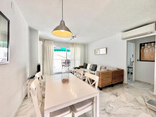Lunamar beachfront with swimming pool, football, tennis, paddle and basketball courts - EaW Homes