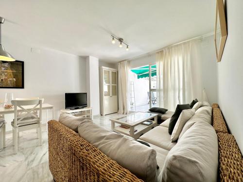 Lunamar beachfront with swimming pool, football, tennis, paddle and basketball courts - EaW Homes