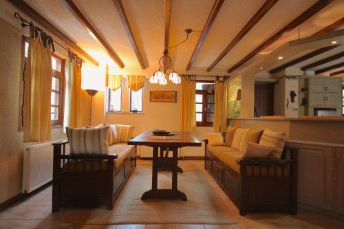 Χώρος καθιστικού στο Alpine Escape Maisonette by Ski Alure